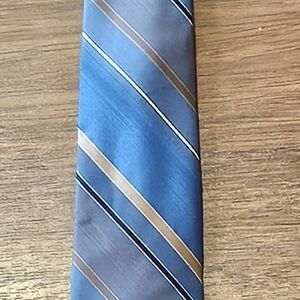 VINTAGE AUSTIN MANOR mens polyester silk tie SIZE 56x2.75 MULTICOLOR T8